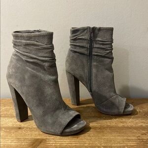 Steve Madden "Ellison" Light Soft Gray Suede Peep-Toe Ankle Boots size 7.5
